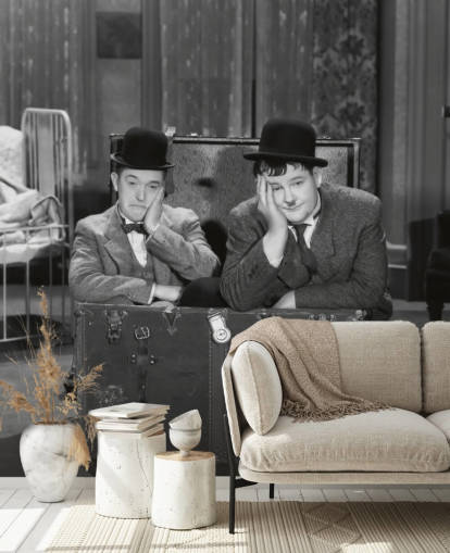 zwart-witte laurierkleurige en winterharde muurschildering genaamd Laurel and Hardy (Pack Up Your Troubles) voor kantoren en huizen zwart-witte laurierkleurige en winterharde muurschildering genaamd Laurel and Hardy (Pack Up Your Troubles) voor kantoren en huizen