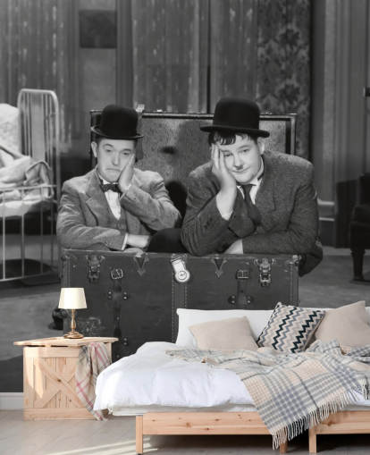 mustavalkoinen laakeri- ja kestävä taustakuvamaalaus nimeltä Laurel and Hardy (Pack Up Your Troubles) toimistoihin ja koteihin