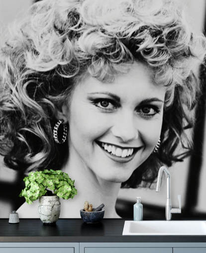 papier peint mural noir et blanc appelé Olivia Newton-John (Grease) pour les chambres et les salons
