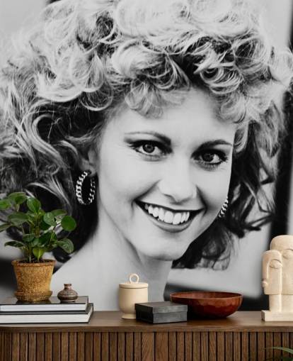 mural de papel de parede com graxa preta e branca chamado Olivia Newton-John (Grease) para quartos e salas de estar