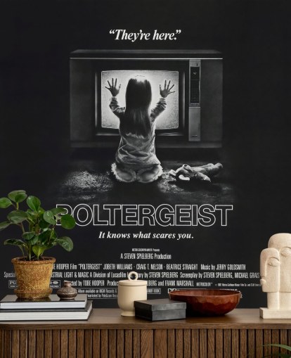 mustavalkoinen elokuvajuliste taustakuvamaalaus nimeltä Poltergeist makuuhuoneisiin, kotitoimistoihin ja olohuoneisiin mustavalkoinen elokuvajuliste taustakuvamaalaus nimeltä Poltergeist makuuhuoneisiin, kotitoimistoihin ja olohuoneisiin