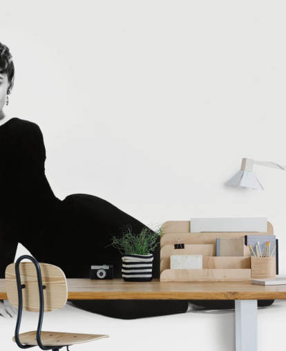 svartvit audrey hepburn väggmålning som heter Audrey Hepburn (Sabrina)