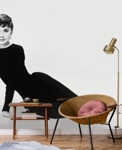zwart-wit audrey hepburn muurschildering genaamd Audrey Hepburn (Sabrina)