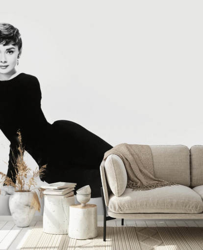 svartvit audrey hepburn väggmålning som heter Audrey Hepburn (Sabrina)