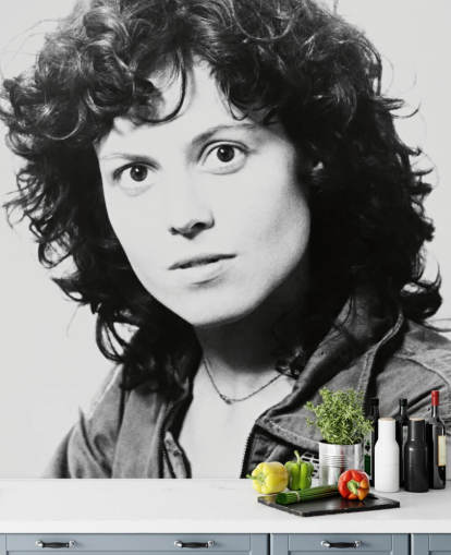 mural de papel de parede de filme em preto e branco chamado Sigourney Weaver II (Alien) para quartos e escritórios domésticos