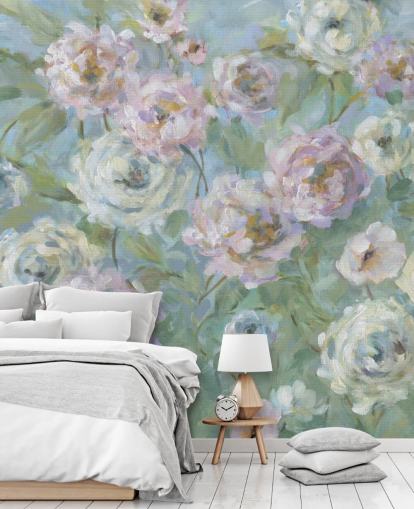 roze, witte en groene tuinbehangmuurschildering genaamd Delicate Rose Garden van Carol Robinson voor woon- en slaapkamers