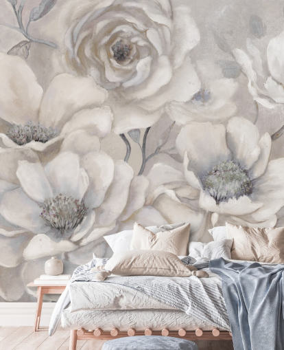 weiße Blumentapete namens Full Pewter Blooms von Carol Robinson für Schlafzimmer und Wohnzimmer