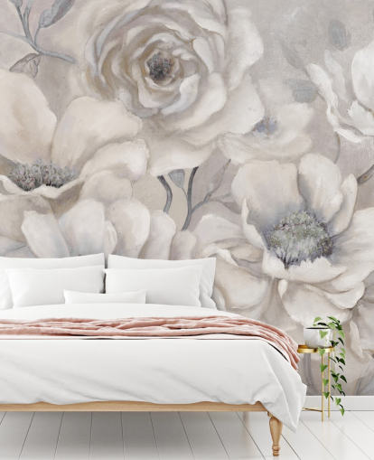 hvitt blomstertapet veggmaleri kalt Full Pewter Blooms av Carol Robinson for soverom og stuer