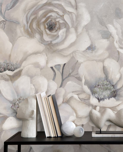 hvidt blomstertapet vægmaleri kaldet Full Pewter Blooms af Carol Robinson til soveværelser og stuer
