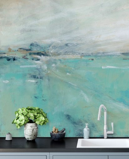 blå abstrakt havväggmålning kallad Ocean Expanse av Carol Robinson för badrum