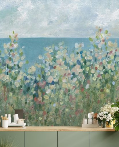 blauwe, groene en witte tuinbehangmuurschildering genaamd Seaside Garden van Carol Robinson voor slaapkamers en woonkamers