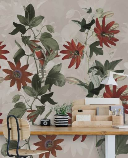 rote und grüne Blumentapete namens Clematis II von Marina Stupakova für Schlafzimmer und Lounges