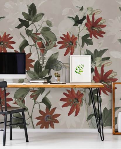 rode en groene bloemenmuurschildering genaamd Clematis II van Marina Stupakova voor slaapkamers en lounges