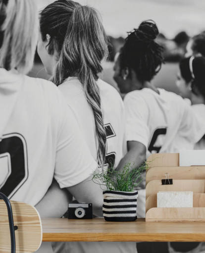 zwart-wit motiverende voetbalbehangmuurschildering genaamd Team Huddle voor slaapkamers, scholen en sportclubs zwart-wit motiverende voetbalbehangmuurschildering genaamd Team Huddle voor slaapkamers, scholen en sportclubs