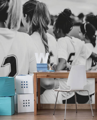 svart-hvitt motivasjonsfotball tapet veggmaleri kalt Team Huddle for soverom, skoler og idrettsklubber