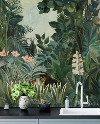 mural de papel de parede de belas artes chamado The Equatorial Jungle, de Henri Rousseau, para lounges e salas de jantar