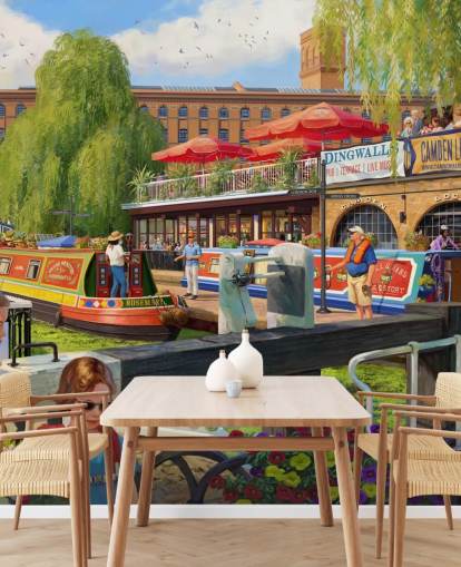 colorido mural de papel pintado con escenas londinenses llamado Camden Lock de Daniel Rodgers para residencias de ancianos