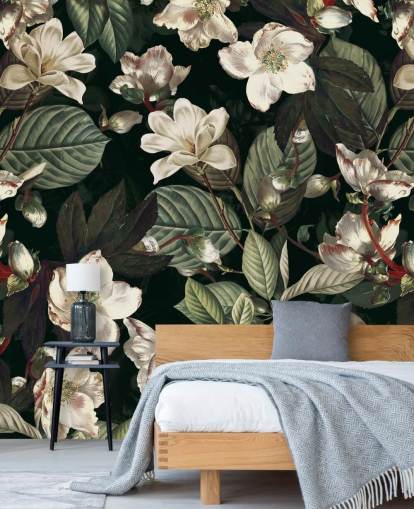 blommig tapetväggmålning kallad Dark Garden IX av Burcu Korkmazyurek för lounger och sovrum