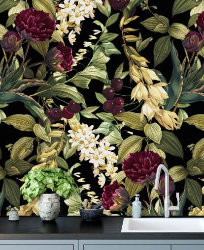 dunkles Blumentapetenwandbild namens Dark Garden VIII von Burcu Korkmazyurek