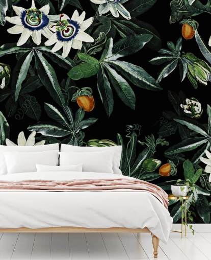 bloemenbehang met de naam Exotic Garden Night XI van Burcu Korkmazyurek voor slaapkamers en lounges bloemenbehang met de naam Exotic Garden Night XI van Burcu Korkmazyurek voor slaapkamers en lounges