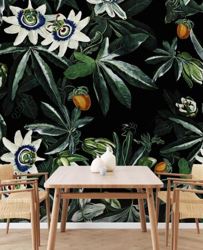 blommig tapetväggmålning kallad Exotic Garden Night XI av Burcu Korkmazyurek för sovrum och lounger