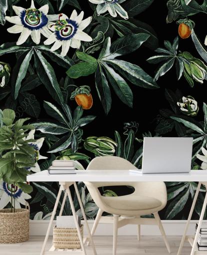 mural de papel pintado floral llamado Exotic Garden Night XI de Burcu Korkmazyurek para dormitorios y salones