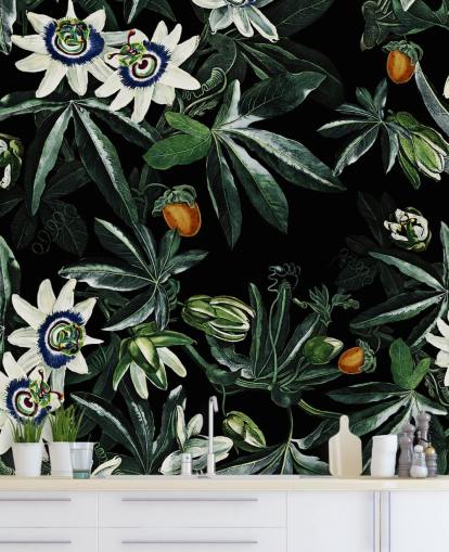 blomstertapet vægmaleri kaldet Exotic Garden Night XI af Burcu Korkmazyurek til soveværelser og lounger