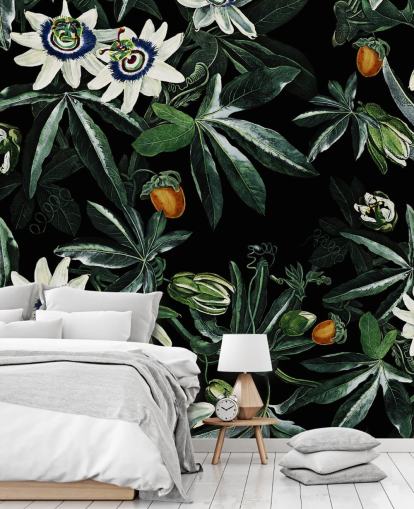 mural de papel pintado floral llamado Exotic Garden Night XI de Burcu Korkmazyurek para dormitorios y salones