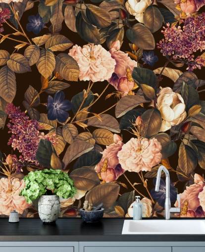 papier peint mural floral foncé appelé Garden of Eden III Night par Burcu Korkmazyurek pour les chambres