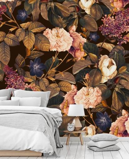 mörk blommig tapetväggmålning kallad Garden of Eden III Night av Burcu Korkmazyurek för sovrum