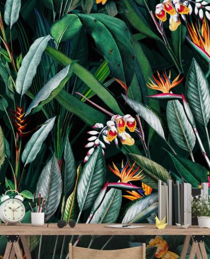 mural de papel de parede botânico chamado Midnight Garden V de Burcu Korkmazyurek para quartos e banheiros