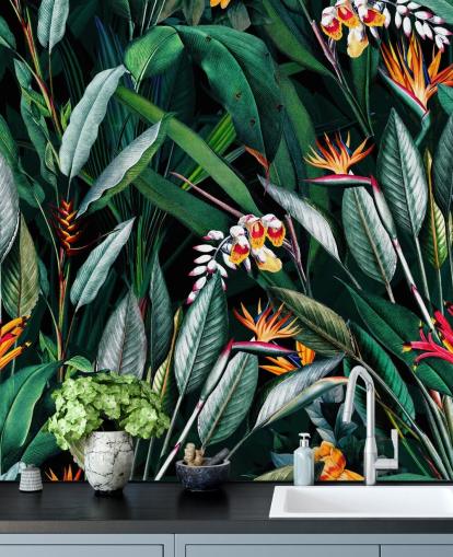 mural de papel pintado botánico llamado Midnight Garden V de Burcu Korkmazyurek para dormitorios y baños