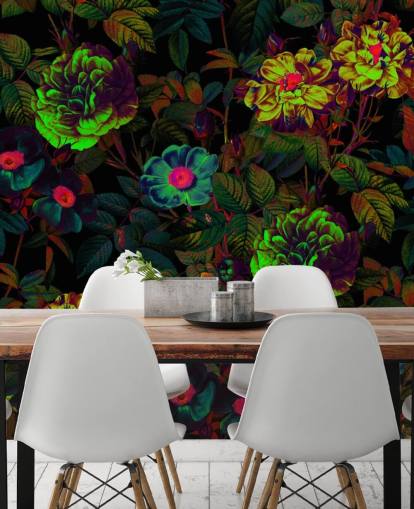 mural de papel de parede floral de néon chamado Neon Night Garden de Burcu Korkmazyurek para quartos, salas de estar e banheiros