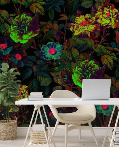 mural de papel de parede floral de néon chamado Neon Night Garden de Burcu Korkmazyurek para quartos, salas de estar e banheiros