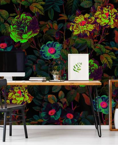 carta da parati murale floreale neon chiamata Neon Night Garden di Burcu Korkmazyurek per camere da letto, salotti e bagni