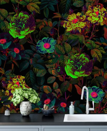 carta da parati murale floreale neon chiamata Neon Night Garden di Burcu Korkmazyurek per camere da letto, salotti e bagni