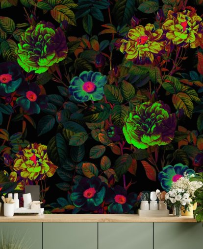 mural de papel de parede floral de néon chamado Neon Night Garden de Burcu Korkmazyurek para quartos, salas de estar e banheiros