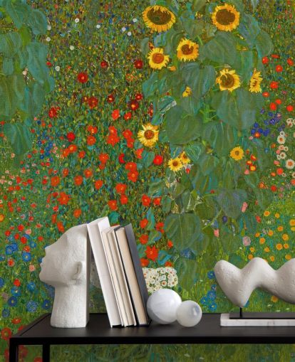 carta da parati fine art chiamata Farm Garden with Sunflowers di Gustav Klimt per camere da letto, cucine e salotti