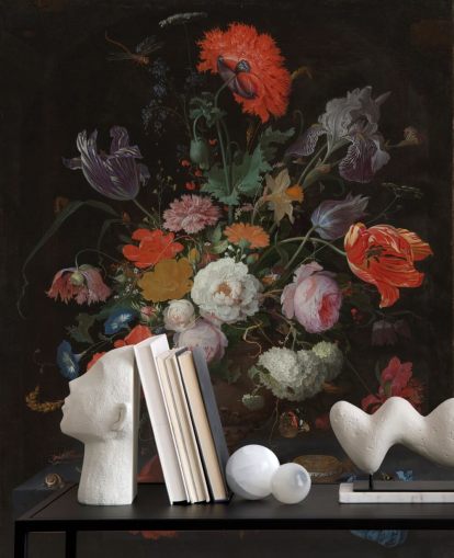 blomsterkunsttapet kalt Stilleben med blomster og en klokke av Abraham Mignon for stuer og soverom blomsterkunsttapet kalt Stilleben med blomster og en klokke av Abraham Mignon for stuer og soverom