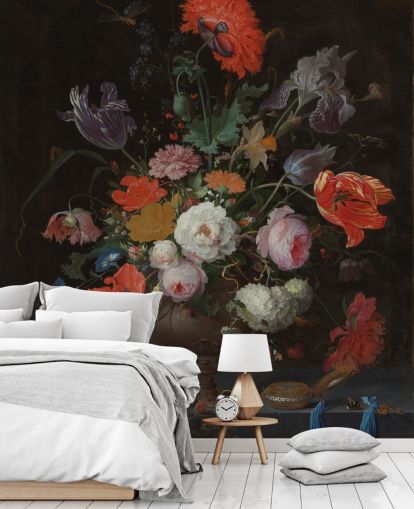 blomsterkunsttapet kaldet Stilleben med blomster og et ur af Abraham Mignon til stuer og soveværelser