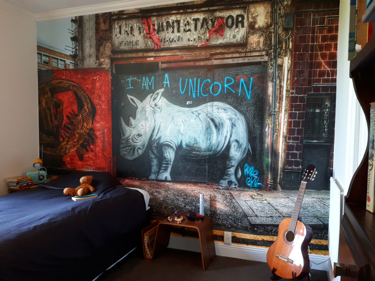 graffiti-wallpaper-in-teen-bedroom