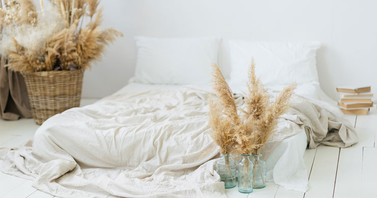 white bed and pampas grass bedroom#