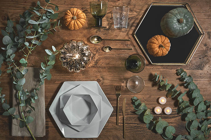 elegant hallowwen decor ideas for a table set with small decorative pumpkins