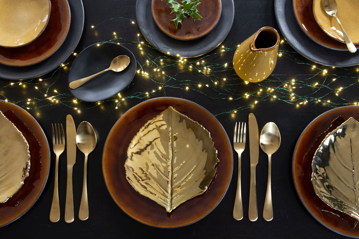 gold christmas table decorations with gold leaf plates