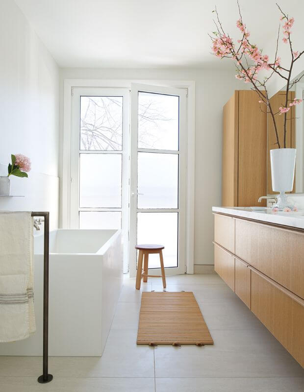 natural wood, white and pink flowers in minimalist bathroom design