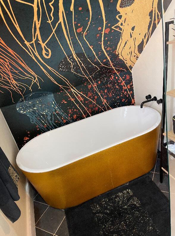 dark and gold jellyfish wallpaper in gold wallpapered bathroom
