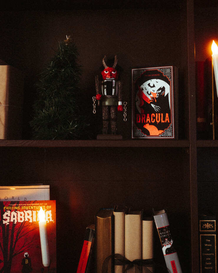 Ways to style your bookshelves with gothic books and candles with horror genre ornaments Ways to style your bookshelves with gothic books and candles with horror genre ornaments
