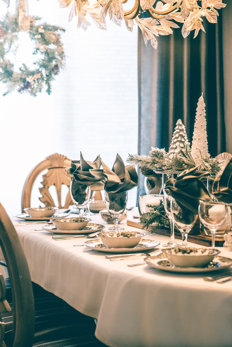 christmas table idea with neutral colours