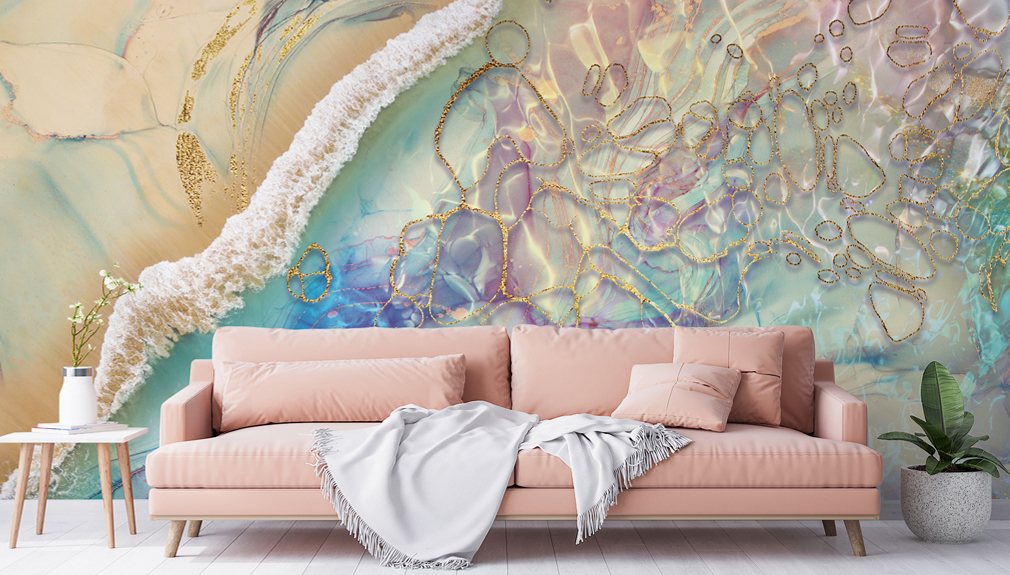 abstracte geodemuurschildering in roze woonkamer