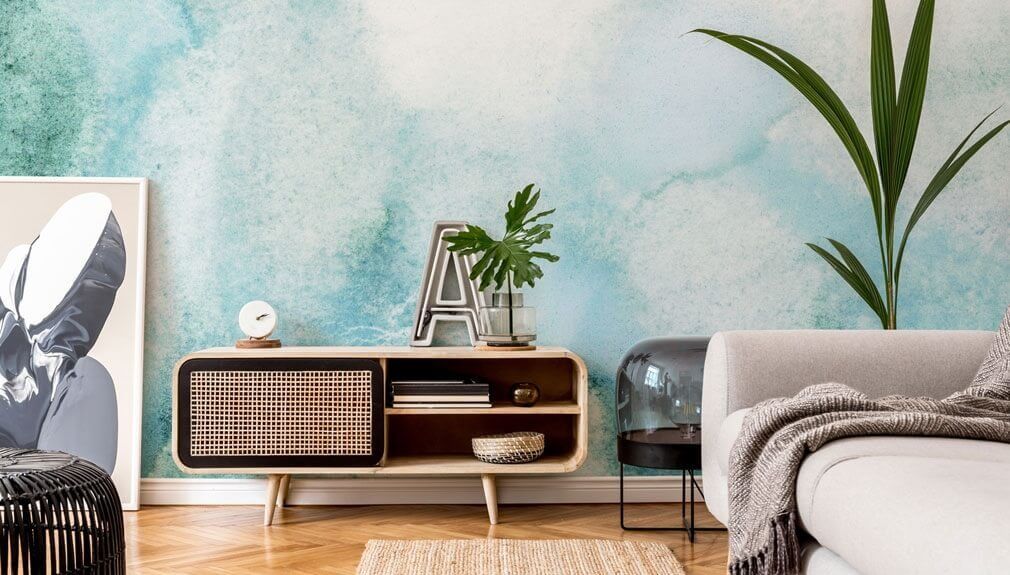 blauw aquarelbehang in lounge